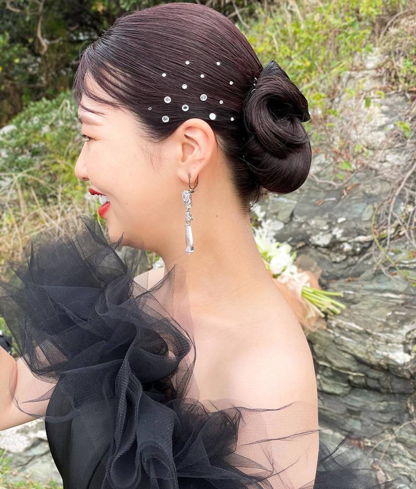 12 Selections of "Bijou Hair" Arrangements with Rhinestones on Shimmering Hair 💎にて紹介している画像