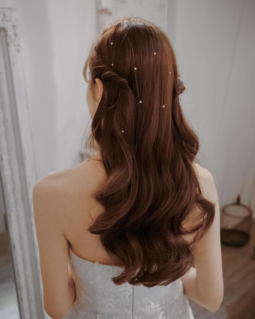 12 Selections of "Bijou Hair" Arrangements with Rhinestones on Shimmering Hair 💎にて紹介している画像