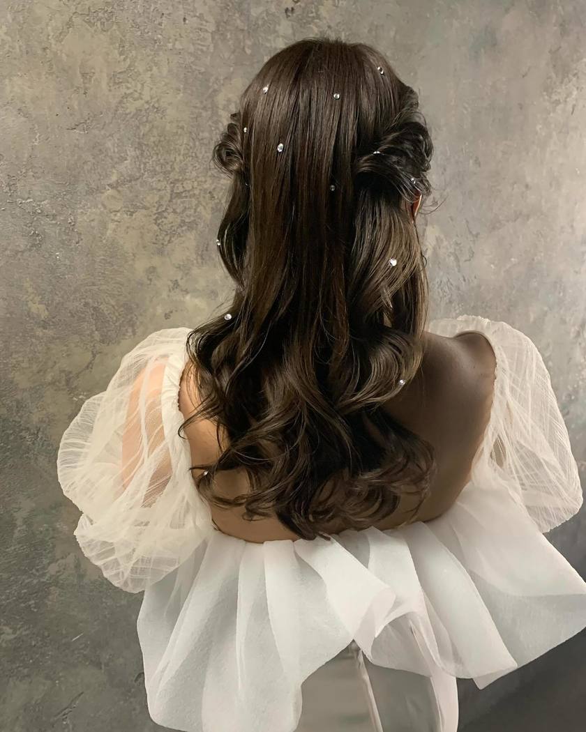 12 Selections of "Bijou Hair" Arrangements with Rhinestones on Shimmering Hair 💎にて紹介している画像