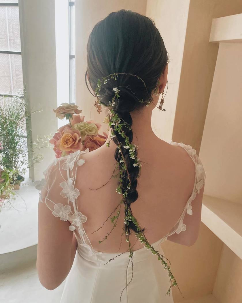 The delicate curves are beautiful ♡ A special feature on bridal hair arrangements using "Yukiyanagi" as hair decorations＊にて紹介している画像