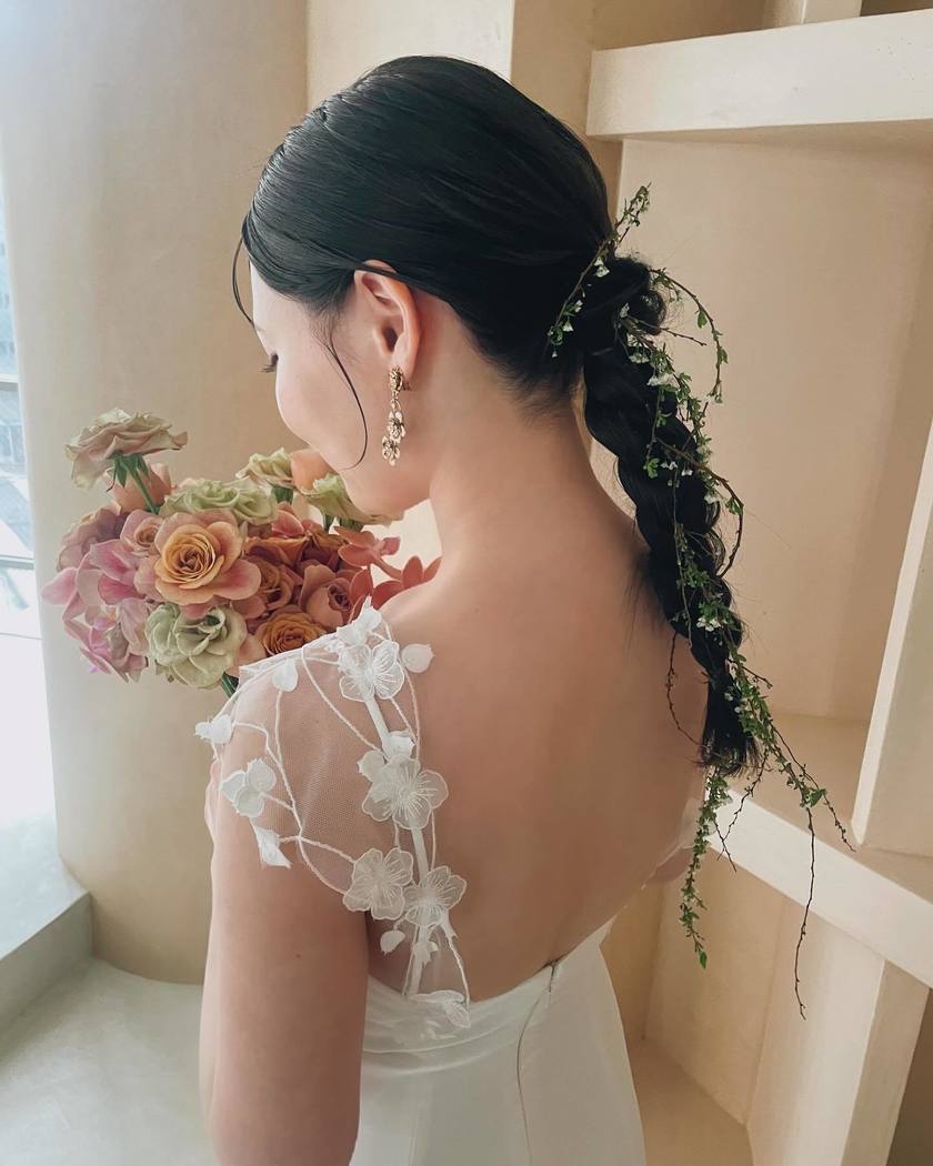 The delicate curves are beautiful ♡ A special feature on bridal hair arrangements using "Yukiyanagi" as hair decorations＊にて紹介している画像
