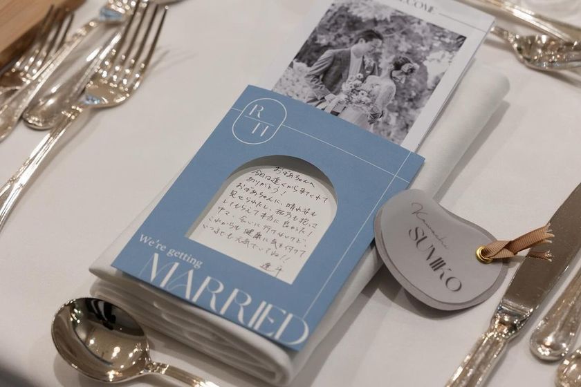 おしゃれな席札メッセージのアイデア発見！紙を引き出した小窓の中にメッセージを仕込むサプライズ💌にて紹介している画像