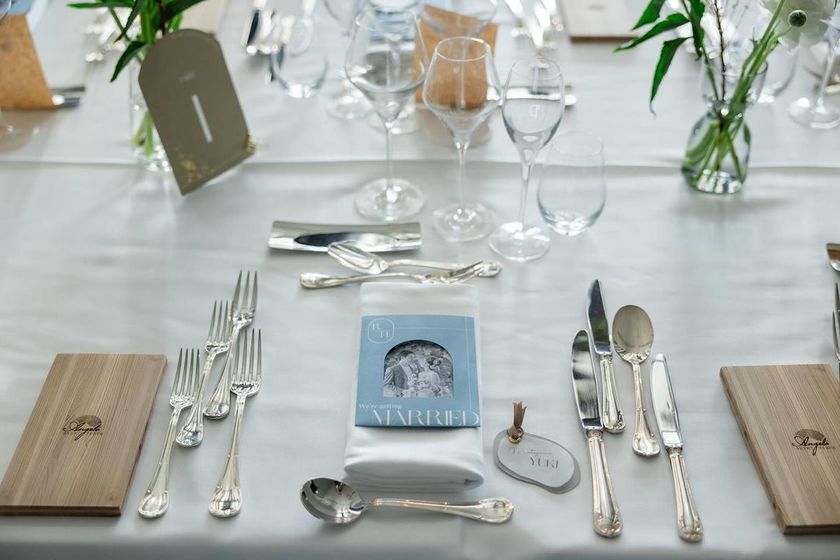 おしゃれな席札メッセージのアイデア発見！紙を引き出した小窓の中にメッセージを仕込むサプライズ💌にて紹介している画像