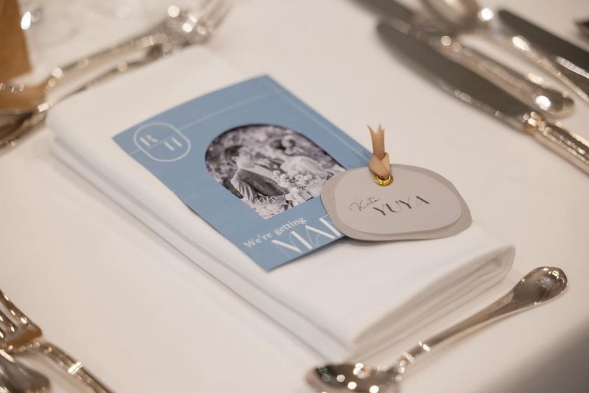 おしゃれな席札メッセージのアイデア発見！紙を引き出した小窓の中にメッセージを仕込むサプライズ💌にて紹介している画像