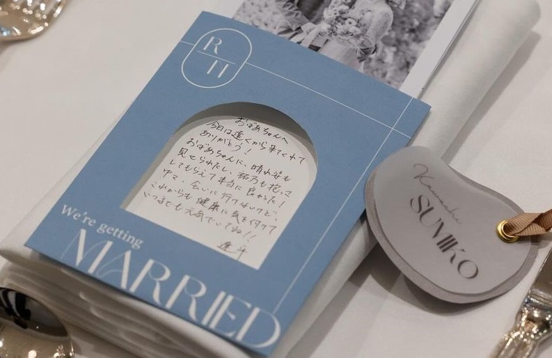 おしゃれな席札メッセージのアイデア発見！紙を引き出した小窓の中にメッセージを仕込むサプライズ💌にて紹介している画像