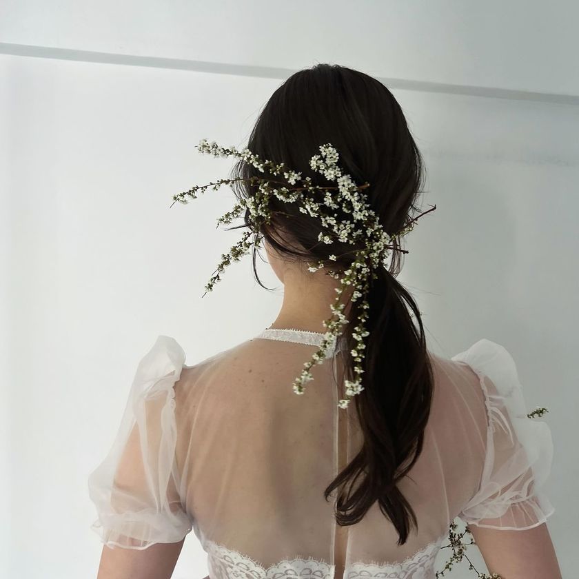 The delicate curves are beautiful ♡ A special feature on bridal hair arrangements using "Yukiyanagi" as hair decorations＊にて紹介している画像