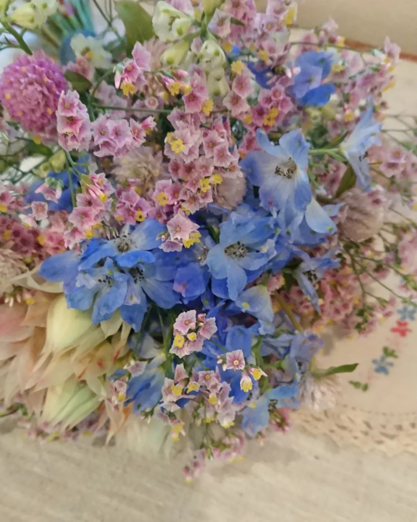 A Wedding Bouquet Special Featuring the Cute and Fluffy Starches that Will Naturally Turn into Dried Flowers♡にて紹介している画像