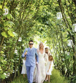The Trendsetter of Boho: Supermodel Kate Moss's Stylish Wedding!にて紹介している画像