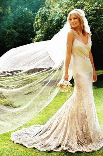 The Trendsetter of Boho: Supermodel Kate Moss's Stylish Wedding!にて紹介している画像