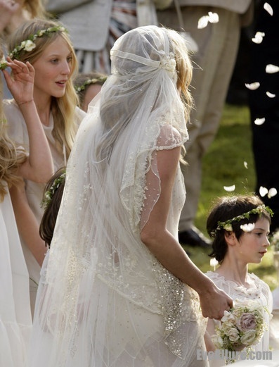 The Trendsetter of Boho: Supermodel Kate Moss's Stylish Wedding!にて紹介している画像