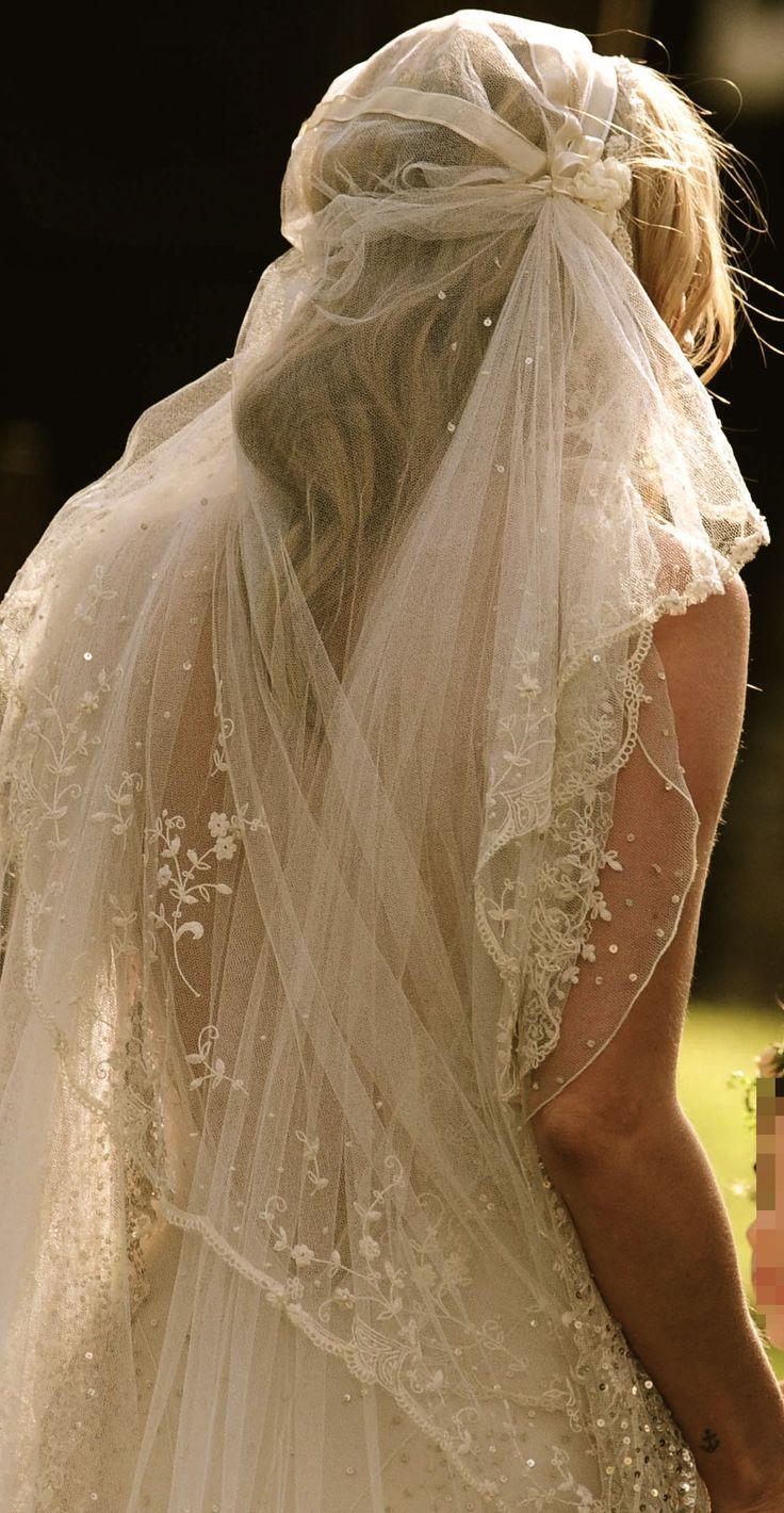 The Trendsetter of Boho: Supermodel Kate Moss's Stylish Wedding!にて紹介している画像