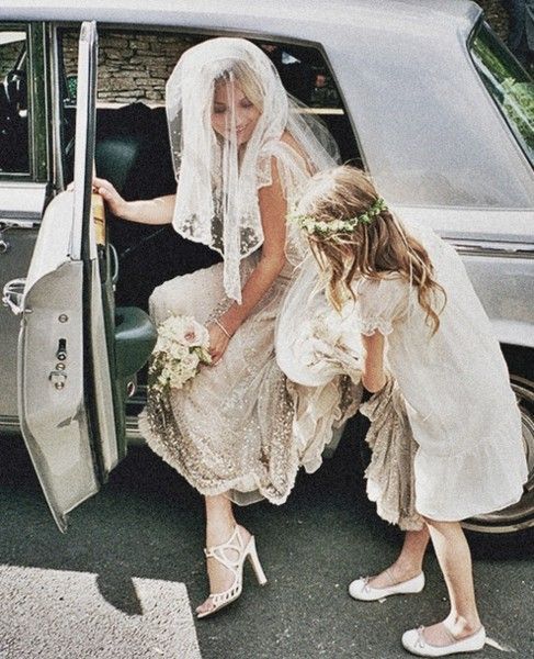 The Trendsetter of Boho: Supermodel Kate Moss's Stylish Wedding!にて紹介している画像