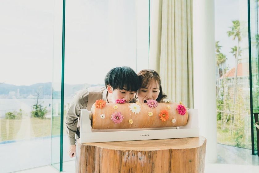 1本焼きにかじりつく！ウェディングケーキの代わりに「まるごとバウムクーヘン」🎂にて紹介している画像