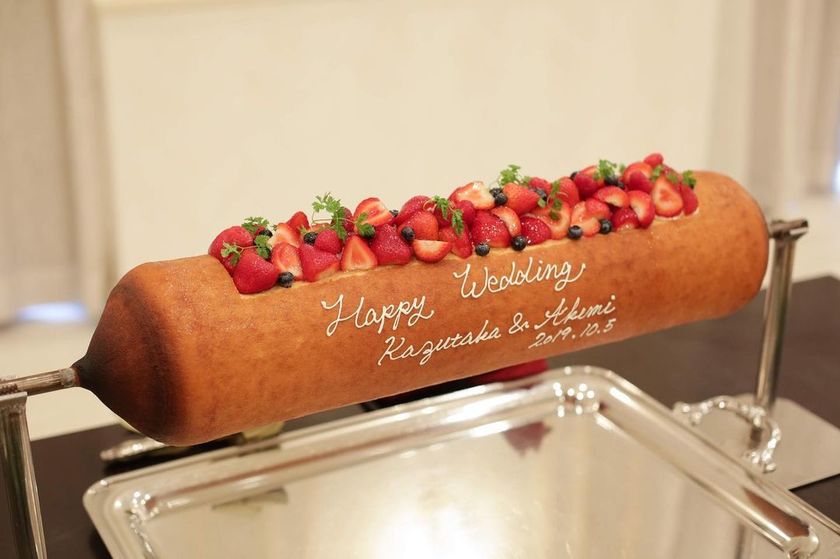 1本焼きにかじりつく！ウェディングケーキの代わりに「まるごとバウムクーヘン」🎂にて紹介している画像