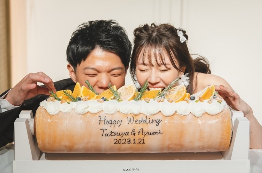 1本焼きにかじりつく！ウェディングケーキの代わりに「まるごとバウムクーヘン」🎂にて紹介している画像