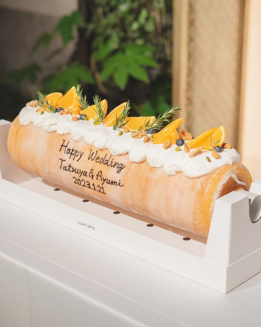 1本焼きにかじりつく！ウェディングケーキの代わりに「まるごとバウムクーヘン」🎂にて紹介している画像