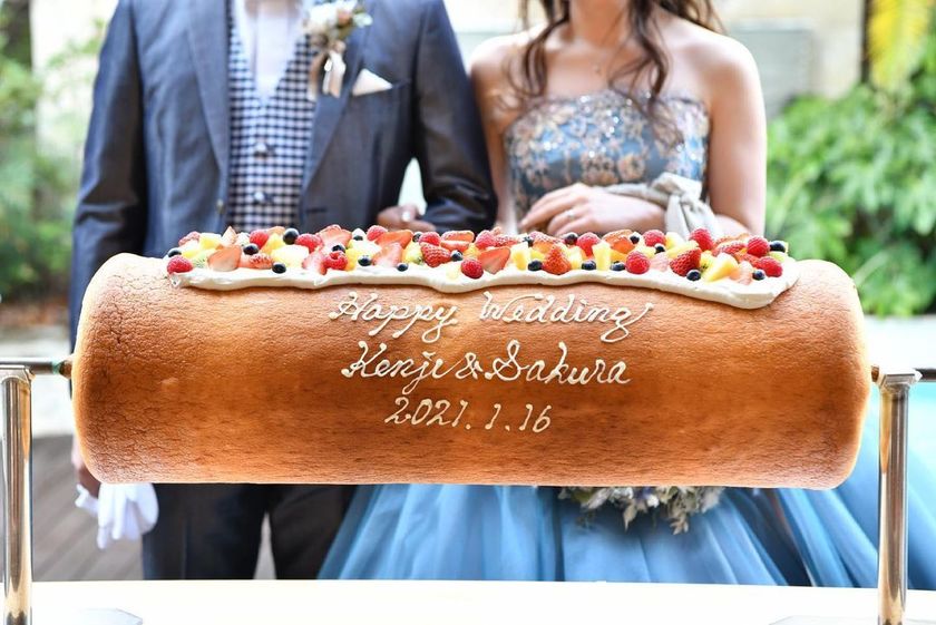 1本焼きにかじりつく！ウェディングケーキの代わりに「まるごとバウムクーヘン」🎂にて紹介している画像