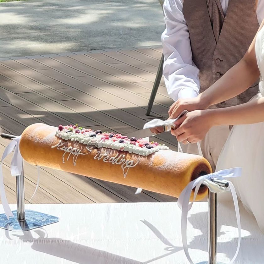 1本焼きにかじりつく！ウェディングケーキの代わりに「まるごとバウムクーヘン」🎂にて紹介している画像