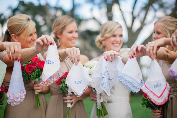 Essential Items for Girls: Adorable Handkerchief Decoration Ideas for Weddingsにて紹介している画像