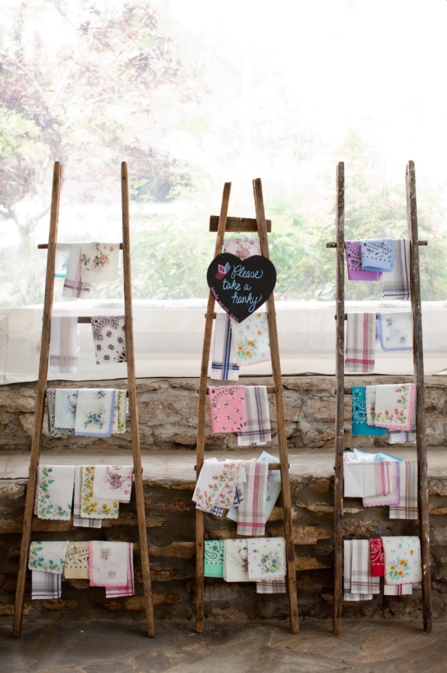 Essential Items for Girls: Adorable Handkerchief Decoration Ideas for Weddingsにて紹介している画像