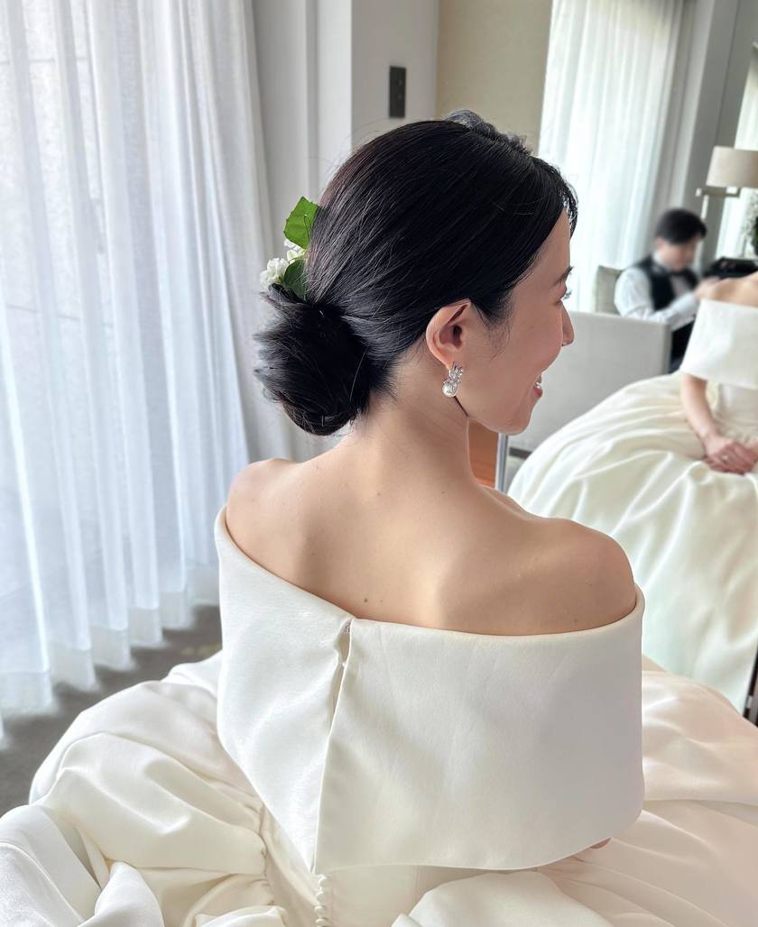 The charm of creating something unique on the spot ♡ A glamorous and fragrant "Fresh Flower Bridal Hair Arrangement" 🌼にて紹介している画像