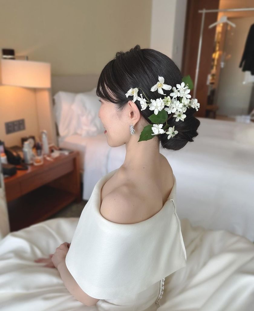 The charm of creating something unique on the spot ♡ A glamorous and fragrant "Fresh Flower Bridal Hair Arrangement" 🌼にて紹介している画像