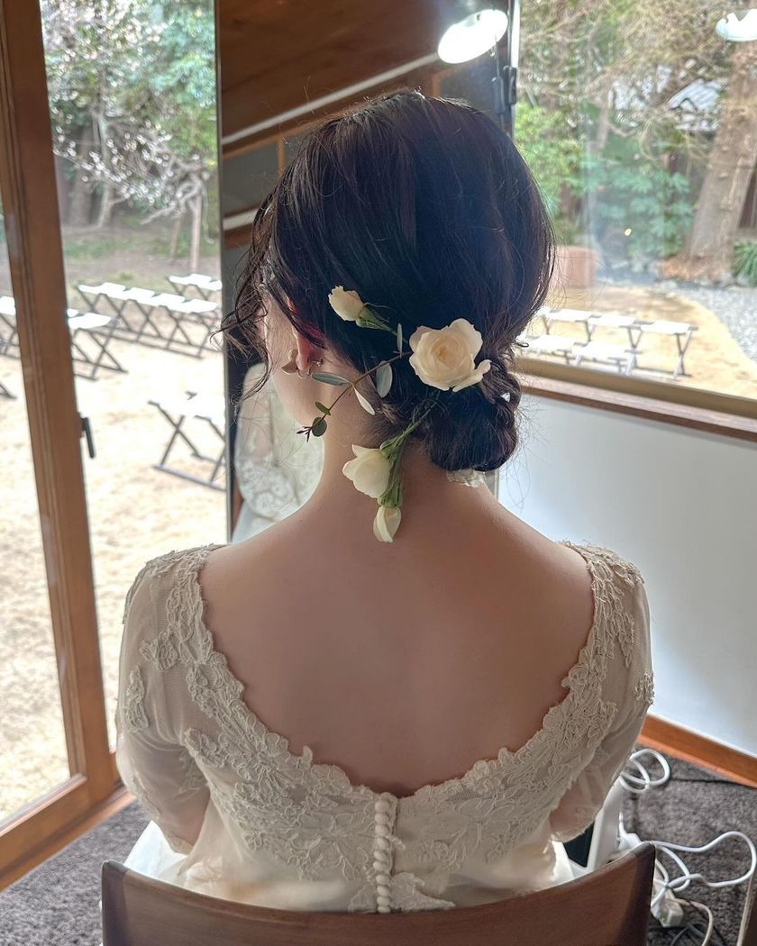The charm of creating something unique on the spot ♡ A glamorous and fragrant "Fresh Flower Bridal Hair Arrangement" 🌼にて紹介している画像
