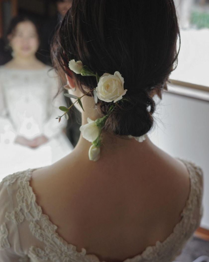 The charm of creating something unique on the spot ♡ A glamorous and fragrant "Fresh Flower Bridal Hair Arrangement" 🌼にて紹介している画像