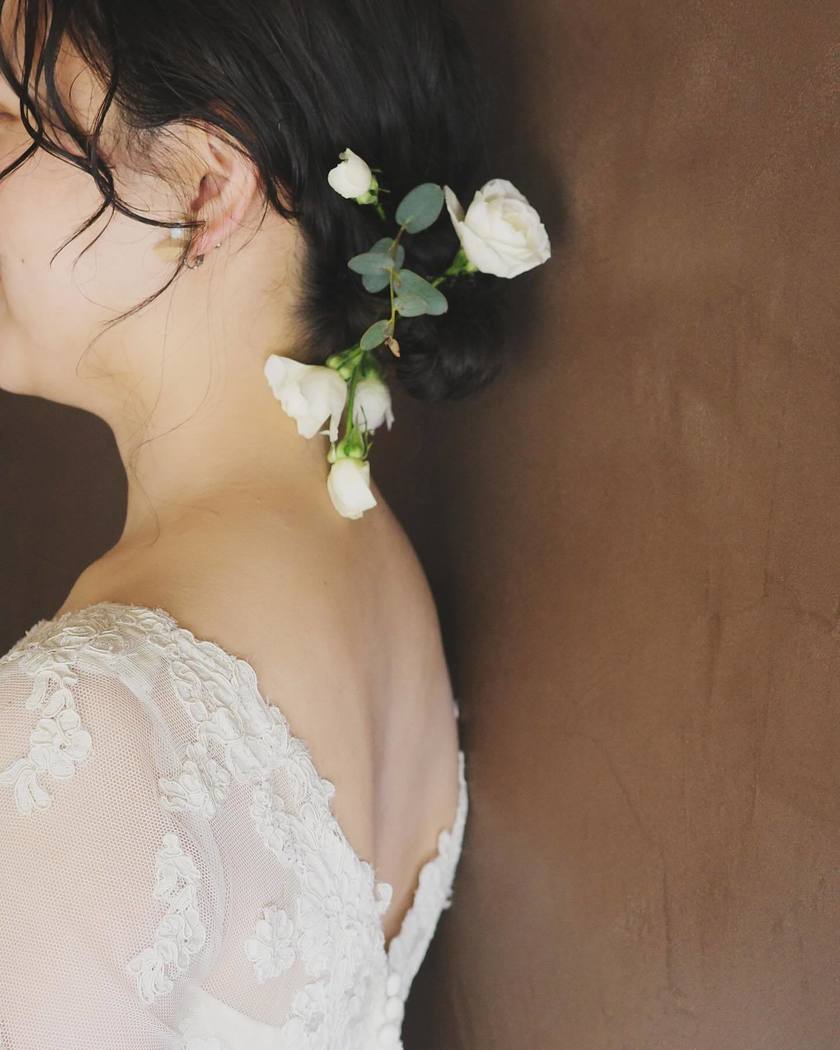 The charm of creating something unique on the spot ♡ A glamorous and fragrant "Fresh Flower Bridal Hair Arrangement" 🌼にて紹介している画像
