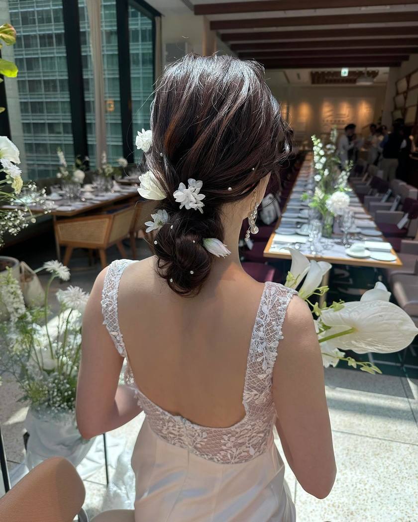 The charm of creating something unique on the spot ♡ A glamorous and fragrant "Fresh Flower Bridal Hair Arrangement" 🌼にて紹介している画像