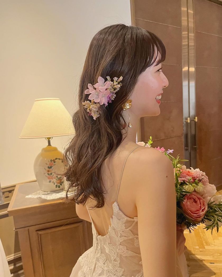 The charm of creating something unique on the spot ♡ A glamorous and fragrant "Fresh Flower Bridal Hair Arrangement" 🌼にて紹介している画像