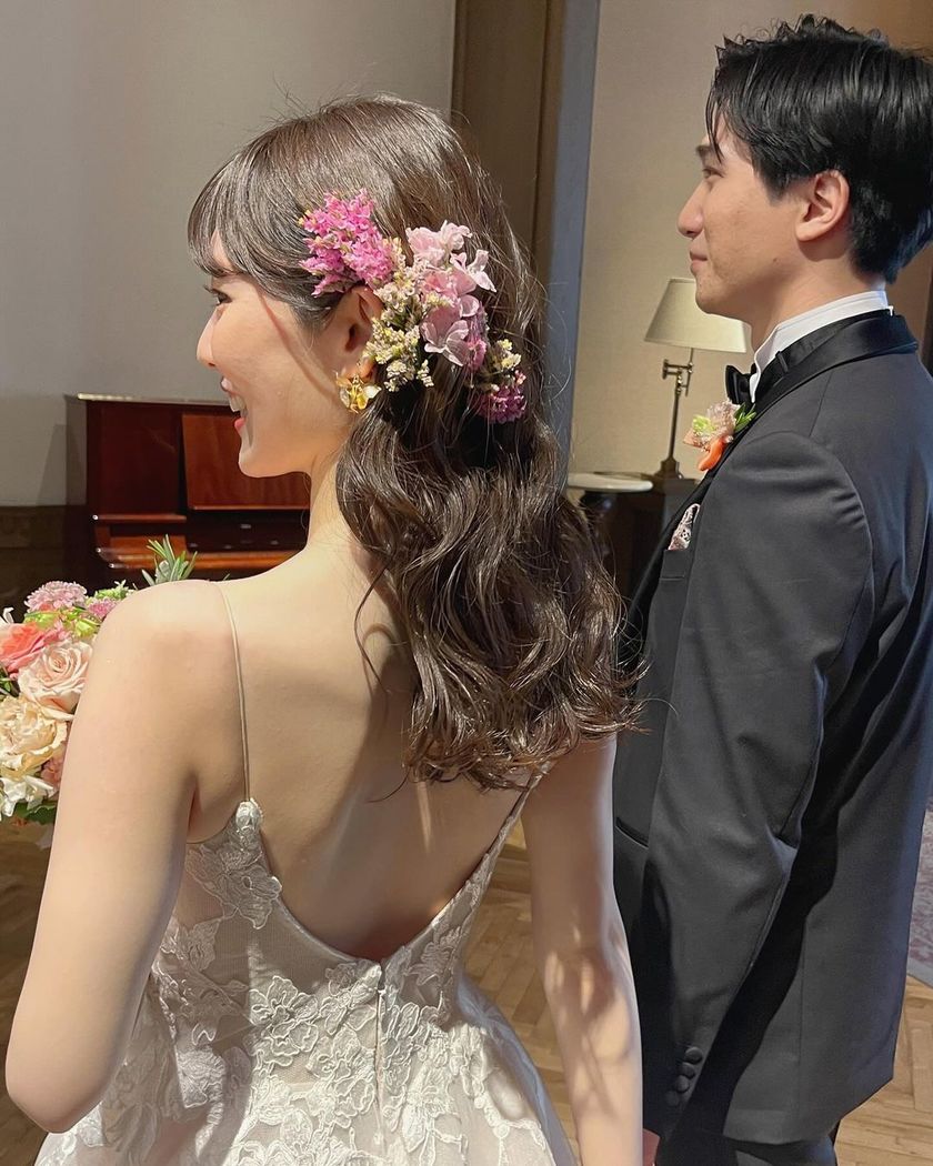 The charm of creating something unique on the spot ♡ A glamorous and fragrant "Fresh Flower Bridal Hair Arrangement" 🌼にて紹介している画像