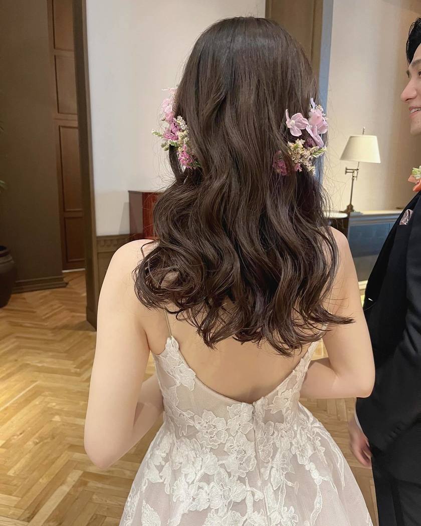The charm of creating something unique on the spot ♡ A glamorous and fragrant "Fresh Flower Bridal Hair Arrangement" 🌼にて紹介している画像
