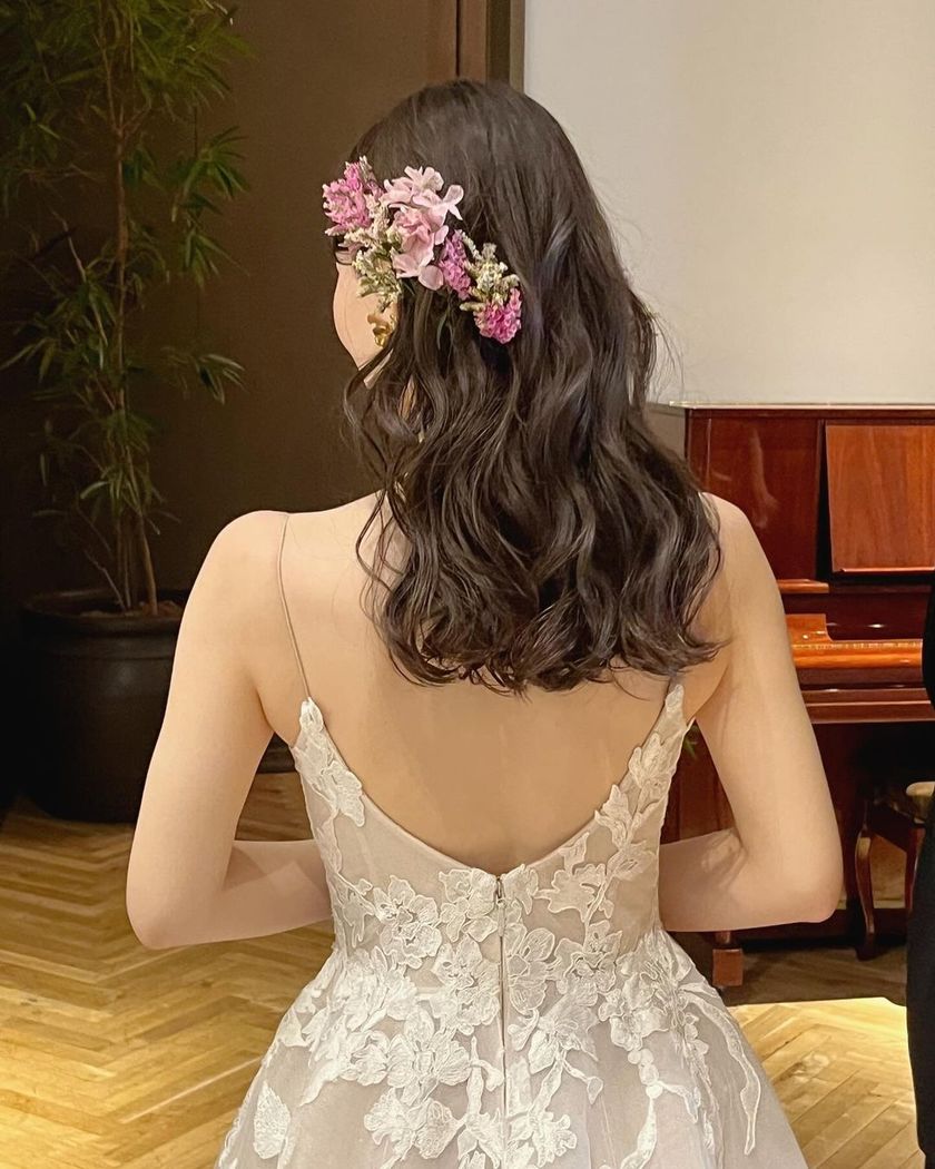 The charm of creating something unique on the spot ♡ A glamorous and fragrant "Fresh Flower Bridal Hair Arrangement" 🌼にて紹介している画像