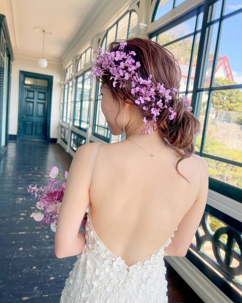 The charm of creating something unique on the spot ♡ A glamorous and fragrant "Fresh Flower Bridal Hair Arrangement" 🌼にて紹介している画像