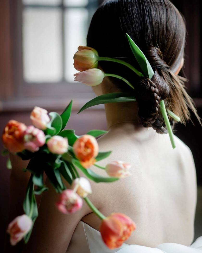 The charm of creating something unique on the spot ♡ A glamorous and fragrant "Fresh Flower Bridal Hair Arrangement" 🌼にて紹介している画像