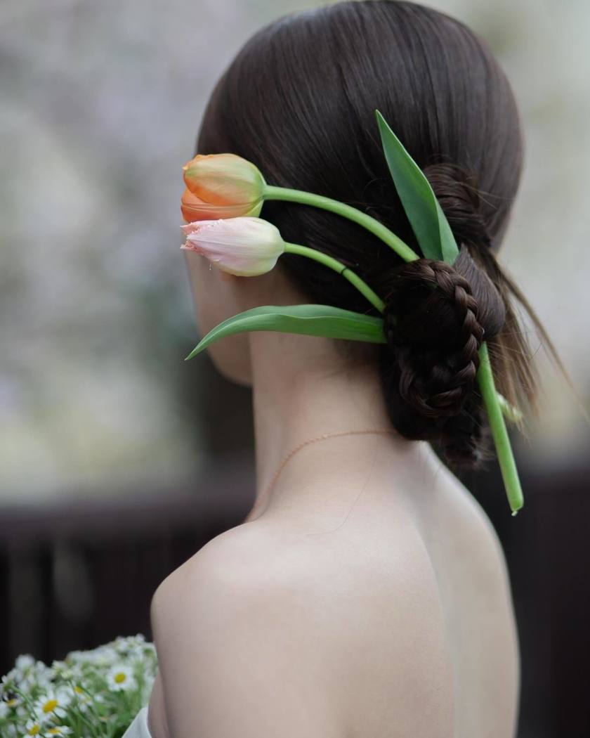 The charm of creating something unique on the spot ♡ A glamorous and fragrant "Fresh Flower Bridal Hair Arrangement" 🌼にて紹介している画像