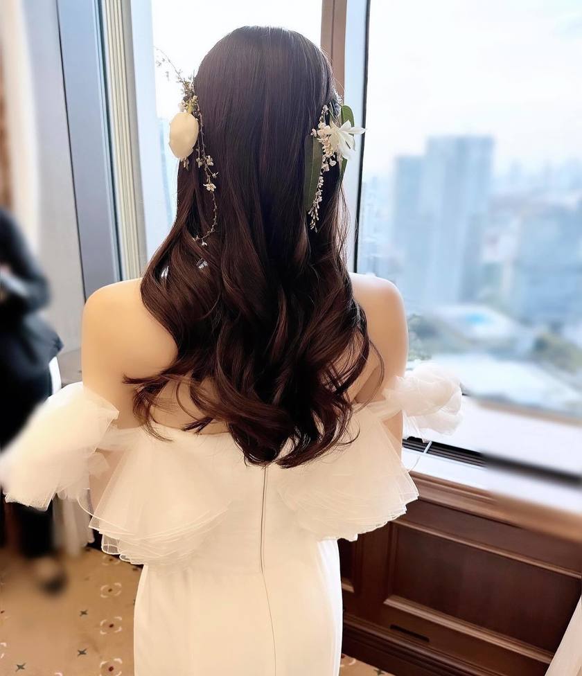 The charm of creating something unique on the spot ♡ A glamorous and fragrant "Fresh Flower Bridal Hair Arrangement" 🌼にて紹介している画像