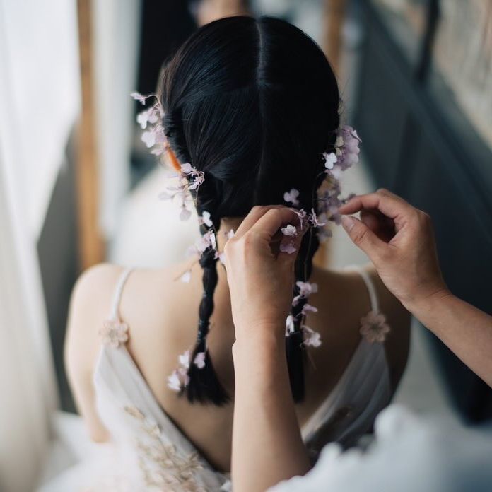 The charm of creating something unique on the spot ♡ A glamorous and fragrant "Fresh Flower Bridal Hair Arrangement" 🌼にて紹介している画像