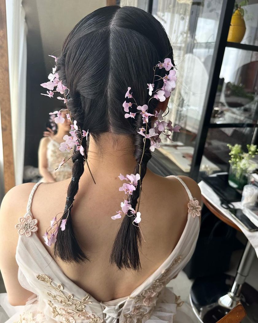 The charm of creating something unique on the spot ♡ A glamorous and fragrant "Fresh Flower Bridal Hair Arrangement" 🌼にて紹介している画像