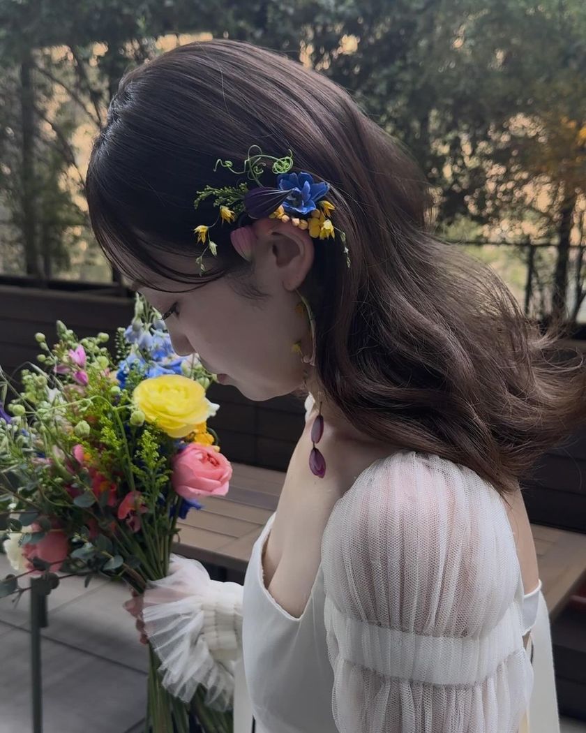The charm of creating something unique on the spot ♡ A glamorous and fragrant "Fresh Flower Bridal Hair Arrangement" 🌼にて紹介している画像