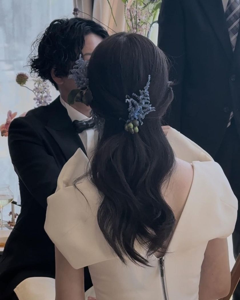 The charm of creating something unique on the spot ♡ A glamorous and fragrant "Fresh Flower Bridal Hair Arrangement" 🌼にて紹介している画像