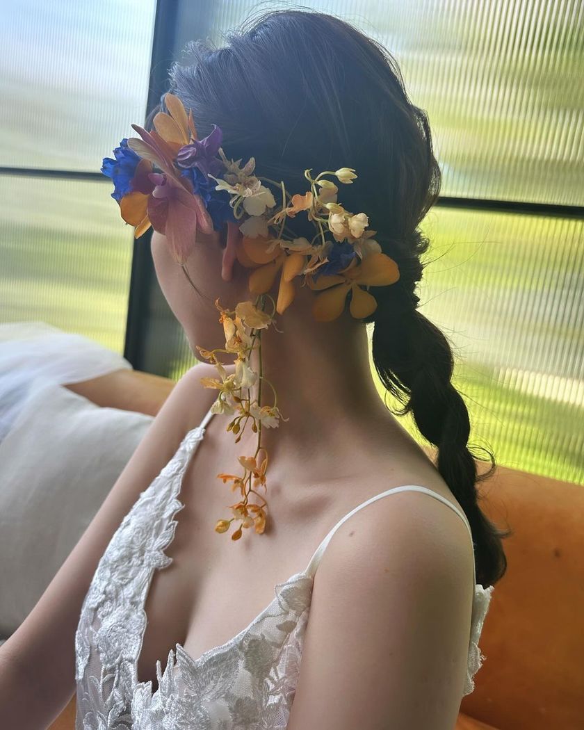 The charm of creating something unique on the spot ♡ A glamorous and fragrant "Fresh Flower Bridal Hair Arrangement" 🌼にて紹介している画像