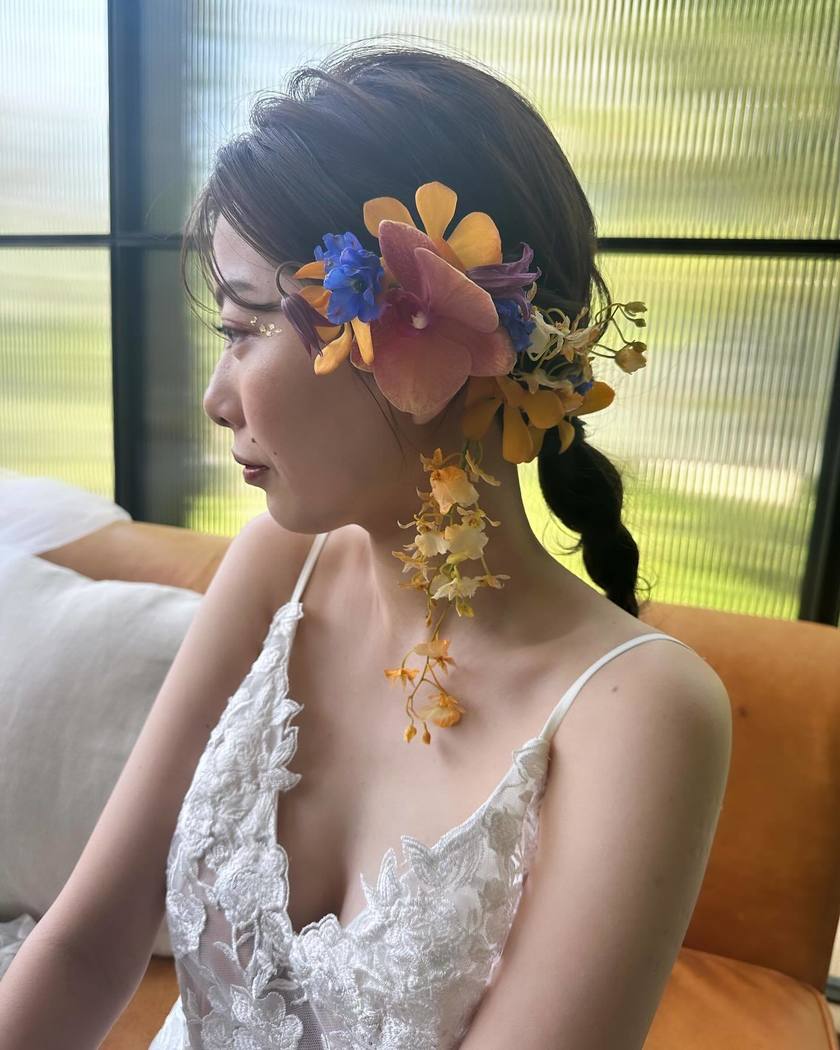 The charm of creating something unique on the spot ♡ A glamorous and fragrant "Fresh Flower Bridal Hair Arrangement" 🌼にて紹介している画像