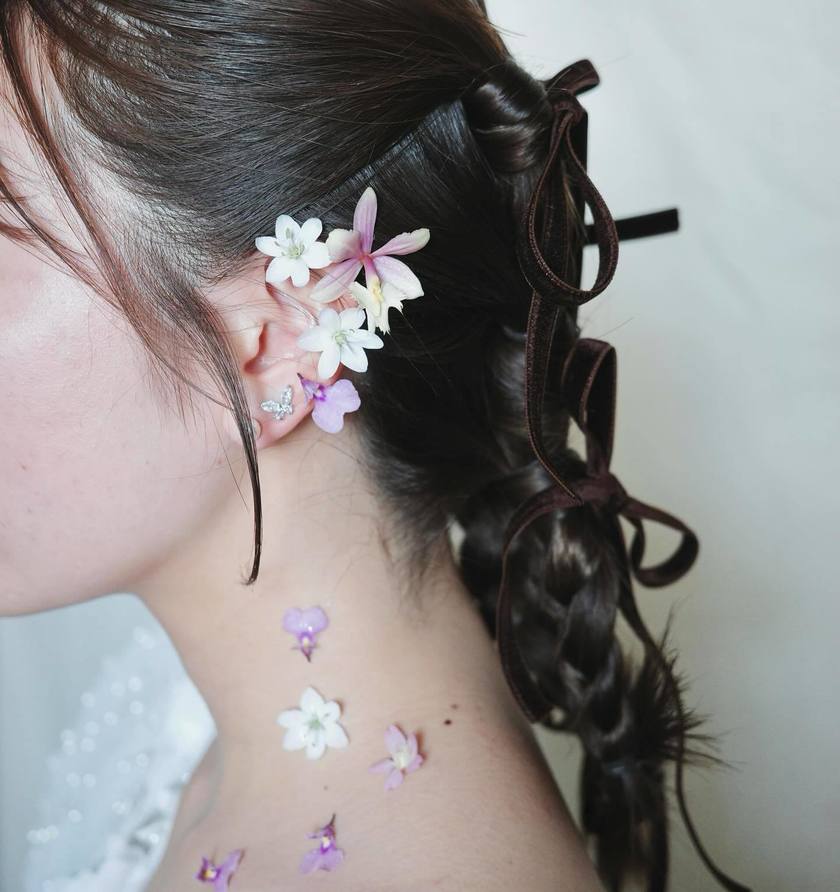 Adorning with Flowers 🌸 A Special Feature on Brides who Recently Opted for Popular 【Body Flowers】 🌼にて紹介している画像