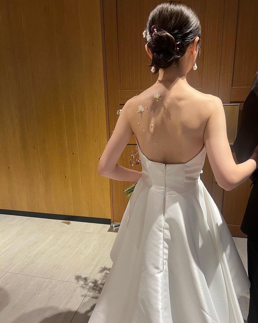 Adorning with Flowers 🌸 A Special Feature on Brides who Recently Opted for Popular 【Body Flowers】 🌼にて紹介している画像