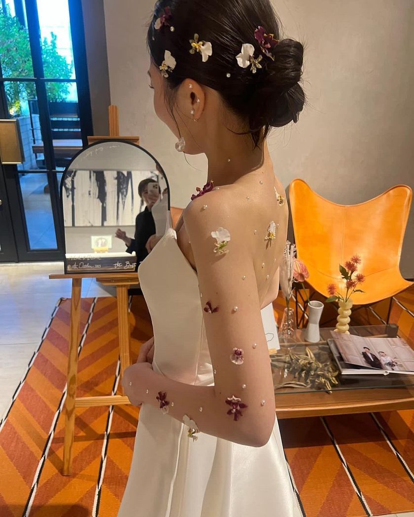 Adorning with Flowers 🌸 A Special Feature on Brides who Recently Opted for Popular 【Body Flowers】 🌼にて紹介している画像