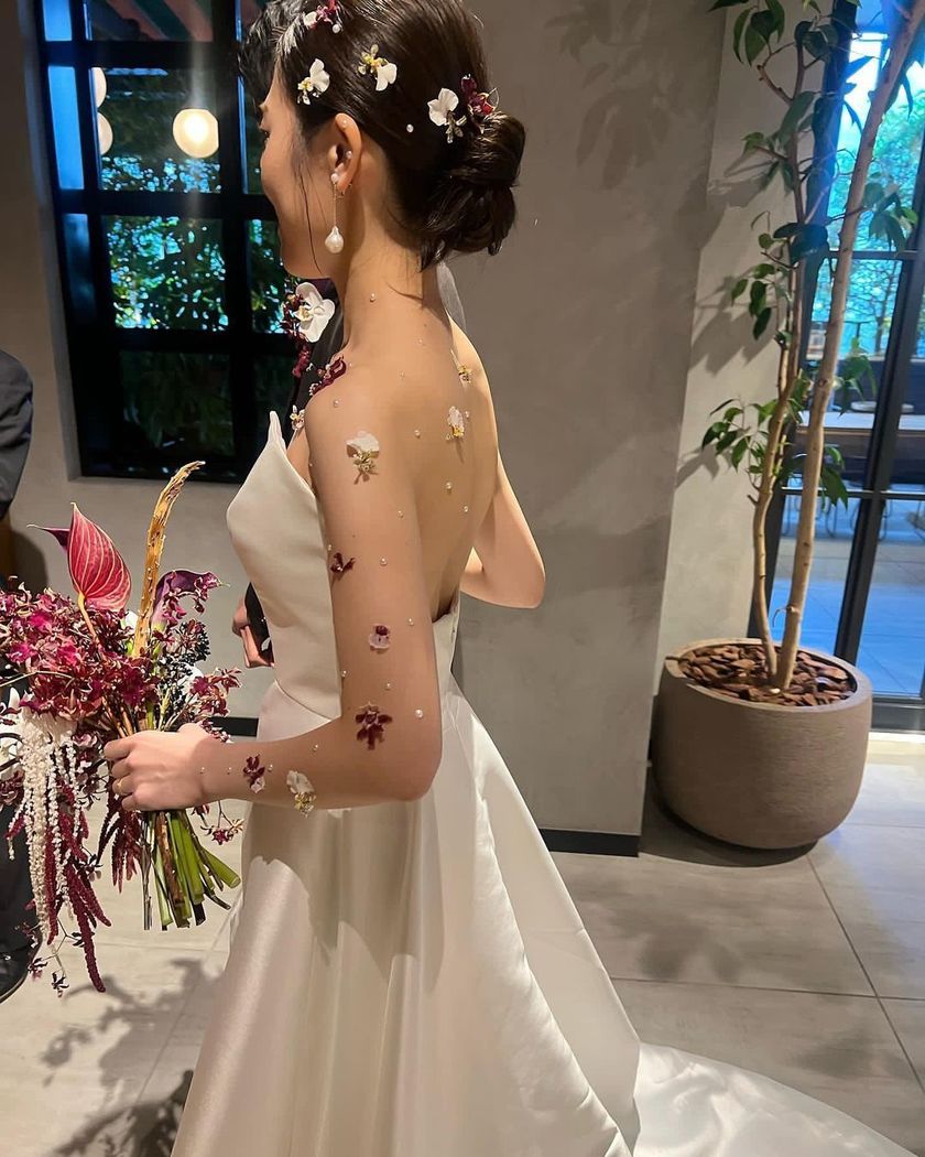 Adorning with Flowers 🌸 A Special Feature on Brides who Recently Opted for Popular 【Body Flowers】 🌼にて紹介している画像