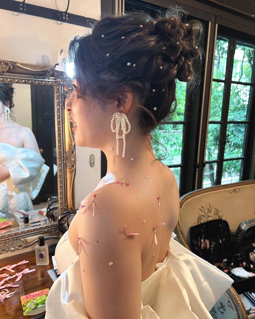 Adorning with Flowers 🌸 A Special Feature on Brides who Recently Opted for Popular 【Body Flowers】 🌼にて紹介している画像