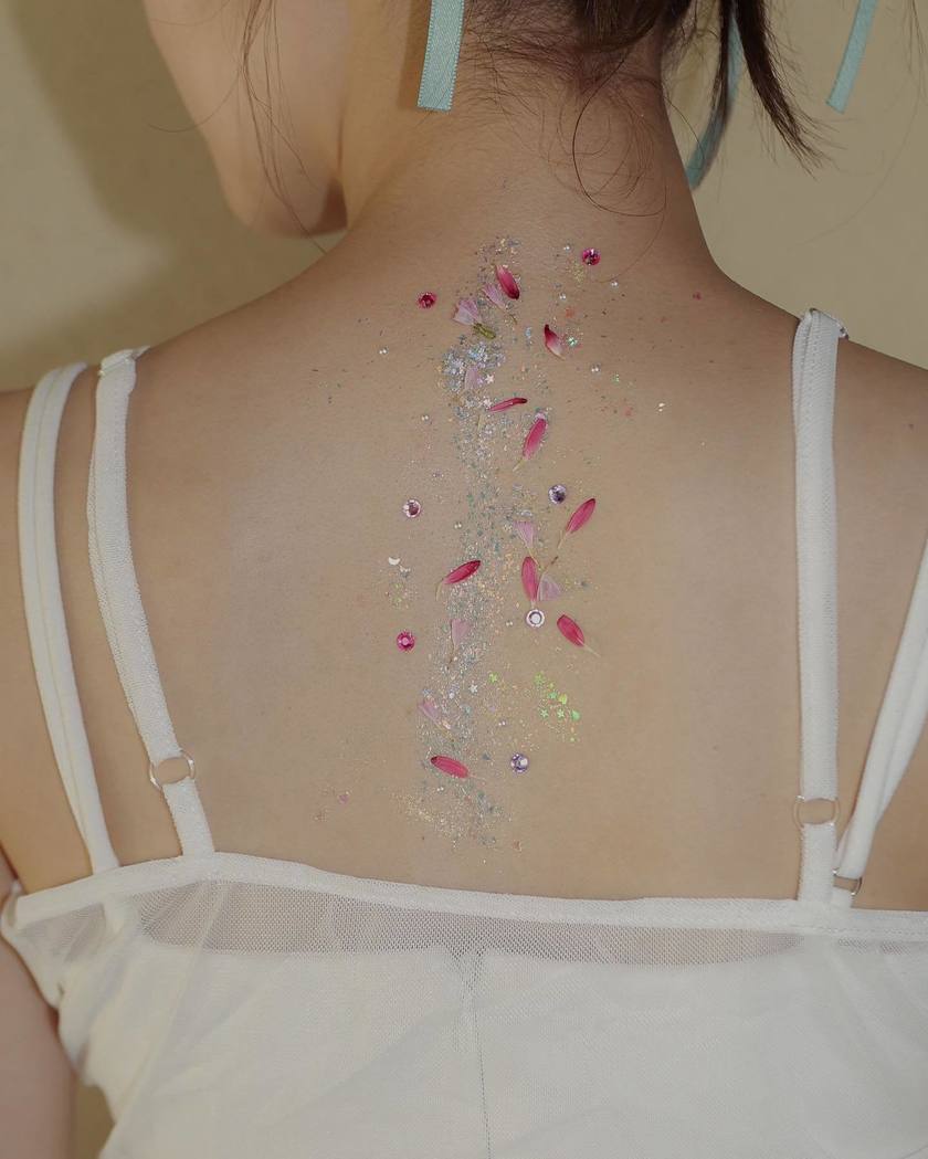 Adorning with Flowers 🌸 A Special Feature on Brides who Recently Opted for Popular 【Body Flowers】 🌼にて紹介している画像